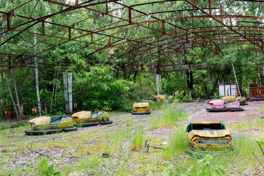 Auto-tamponneuses abandonnées dans le parc d’attractions de Pripiat à Tchernobyl
