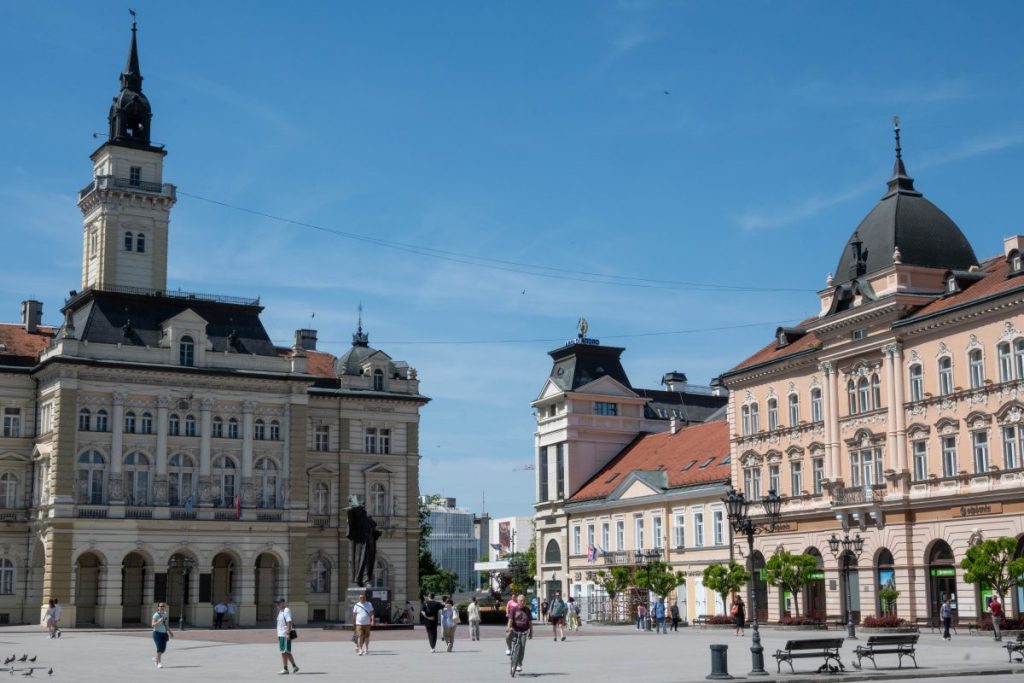 Place centrale de Novi Sad avec hôtel de ville, bâtiments historiques et passants