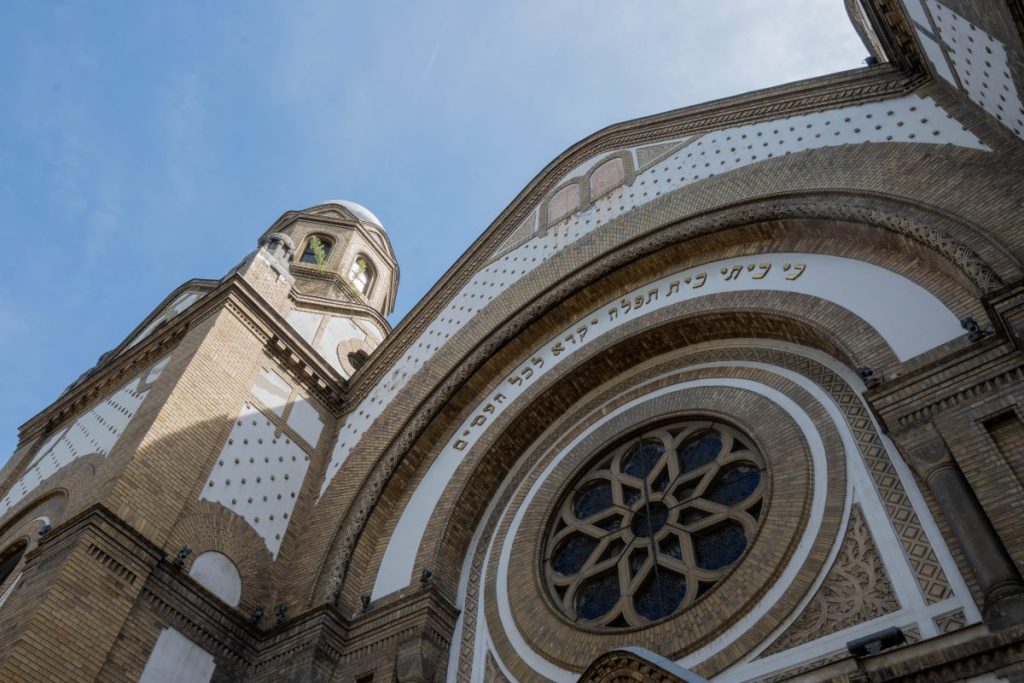 Façade de la synagogue de Novi Sad avec motifs décoratifs et inscription en hébreu