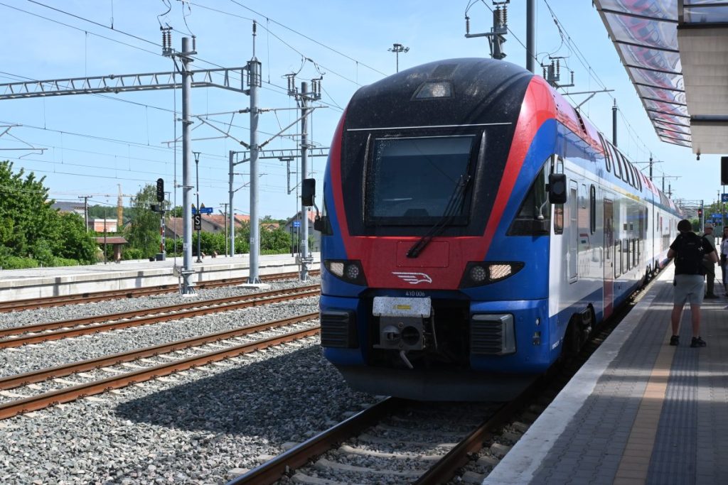 Train moderne Belgrade-Petrovaradin en gare, Serbie
