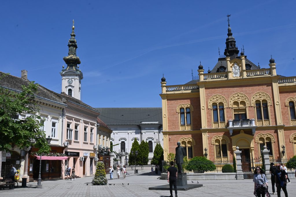 Place historique de Novi Sad avec bâtiments colorés et église en arrière-plan