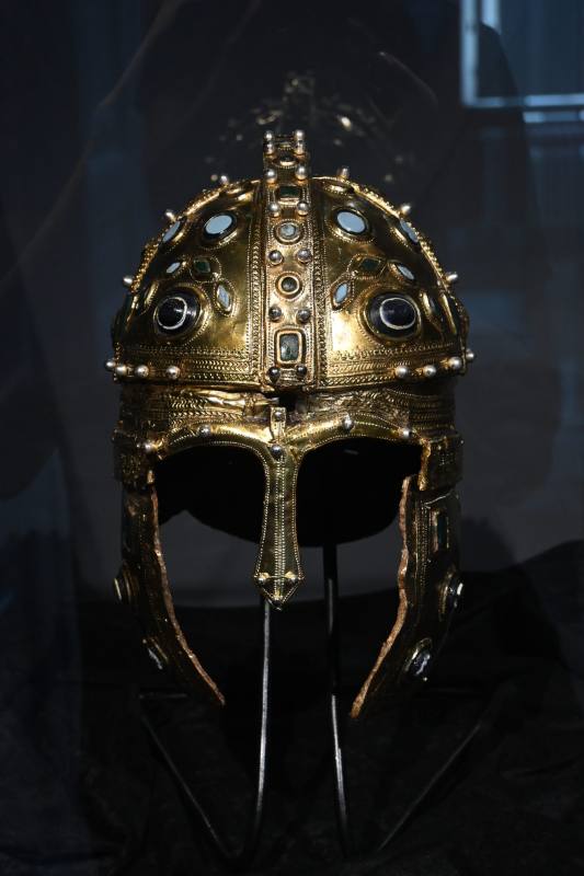 Casque romain décoré exposé dans un musée, artefact historique de Serbie