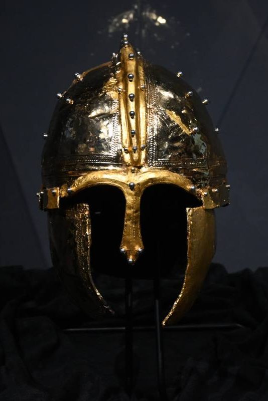 Casque romain décoré exposé dans un musée, artefact historique de Serbie