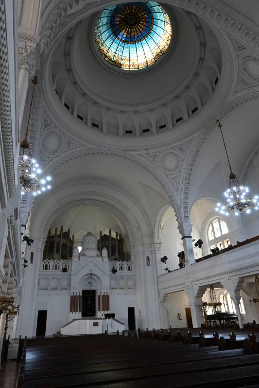Intérieur de la synagogue de Novi Sad avec coupole vitrée et lustres