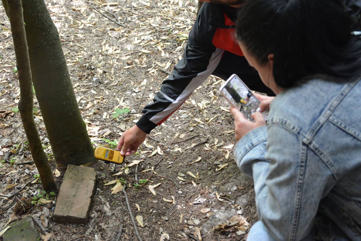 Mesure de la radioactivité au compteur Geiger dans la zone d’exclusion de Tchernobyl