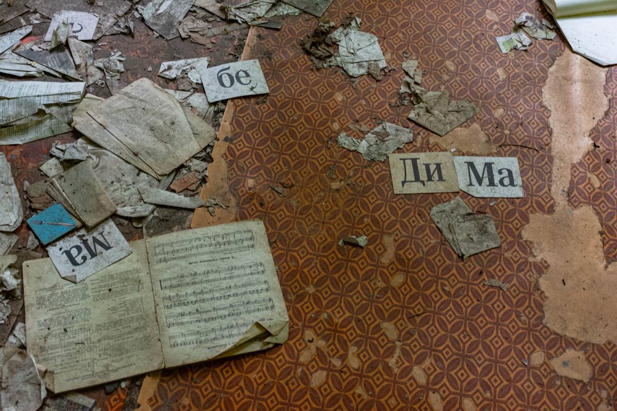 Livres et documents abandonnés dans une école de la zone d’exclusion de Tchernobyl