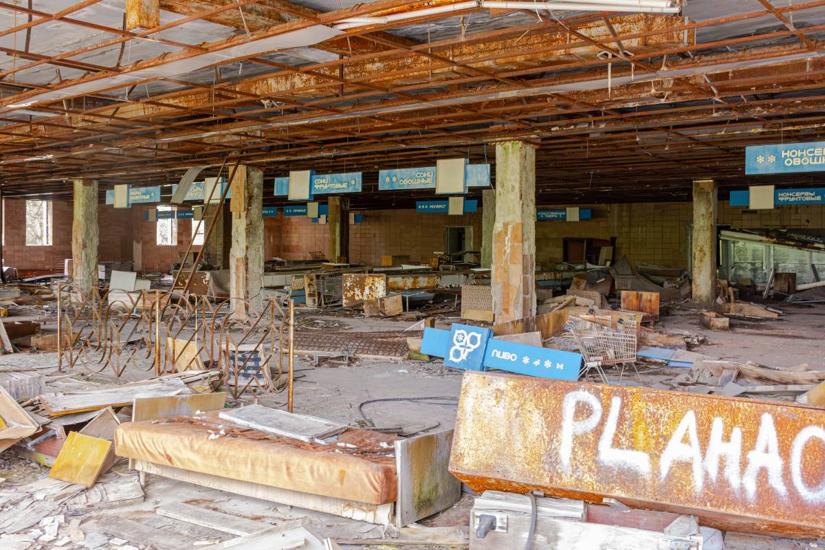 Intérieur d’un supermarché soviétique abandonné à Pripiat après la catastrophe de Tchernobyl